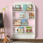 Bibliothèque enfantine style Montessori contre mur bleu avec peluche